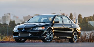 Звезда 2000-х: на аукцион выставлен культовый Mitsubishi Lancer Evo с пробегом 1500 км (видео)