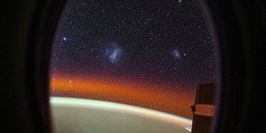 Астронавт NASA сфотографував дві найближчі до нас галактики з космічного корабля (фото)
