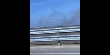 У Криму знову горить: поблизу військового аеродрому помітили дим, — росЗМІ (відео)