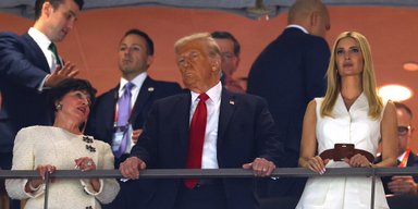 Иванка Трамп появилась на Супербоуле в дизайнерском костюме