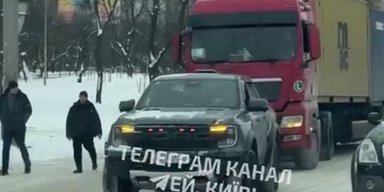 В Киеве пикап буксировал фуру с прицепом на глазах у изумленных водителей (видео)
