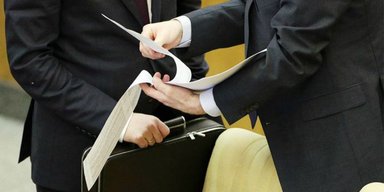 В Украине некоторым чиновникам собираются повысить зарплату: кто будет получать больше