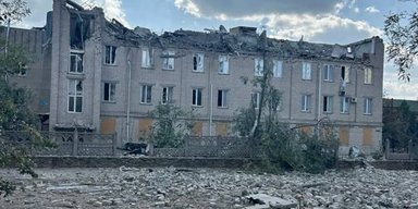 Пряме влучання в лікарню: ЗС РФ скинули авіабомби на Берислав, поранено медиків (фото, відео)