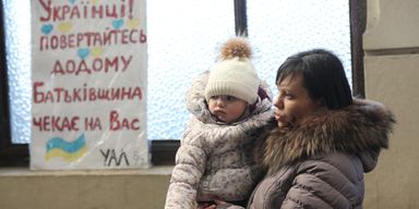 "На выход". О чем говорят мариупольцы в очереди к поезду в Польшу