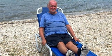Ест из мусорных баков: успешный адвокат стал бездомным и живет на пляже (фото)