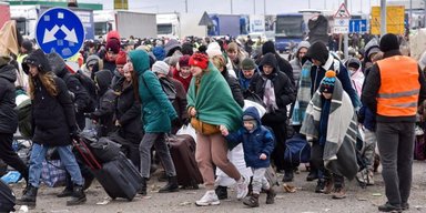 Перенаправляти гроші для біженців з Європи до України: чи спрацює пропозиція Зеленського