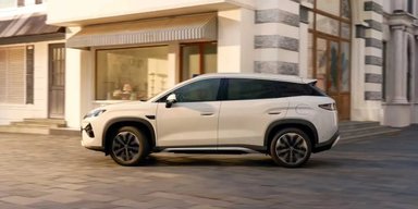 Цена $19 200 и запас хода 1845 км: BYD выпустил электрифицированный семейный кроссовер (фото)
