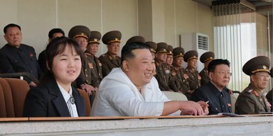 Никаких собак и ярких стрижек: самые странные правила жизни из Северной Кореи