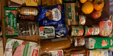 Украинец в Германии показал, сколько продуктов там выдают беженцам (фото)