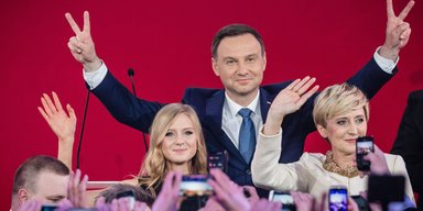 Победа, посвященная брату. Что означает триумф партии Качиньского на выборах в Польше