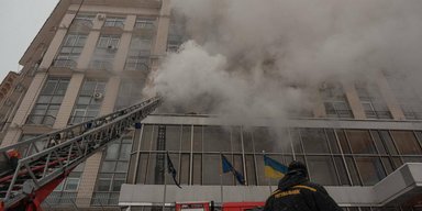 Пожар в отеле "Дніпро" на Крещатике: спасатели показали кадры изнутри (видео)