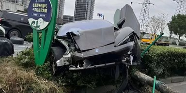 Разбитый эксклюзив: самое быстрое авто в мире впервые попало в ДТП (фото)