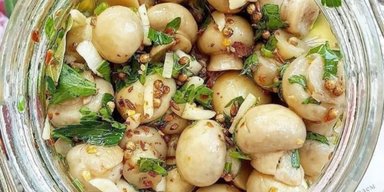 Лучшая закуска: грибы, маринованные с чесноком