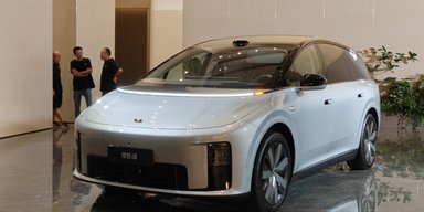 Запас ходу 720 км і 4,5 с до сотні: дебютував незвичний сімейний електрокар Li Auto (фото)