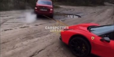 В Украине суперкар Ferrari за $250 000 застрял на бездорожье: его вытаскивала Lada (видео)