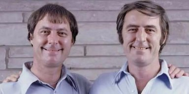 Як дві краплі води. Близнюків розділили при народженні, але вони прожили "однакове життя" (фото)