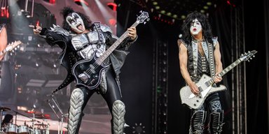 Знепритомнів за кермом: фронтмен гурту Kiss втрапив у ДТП