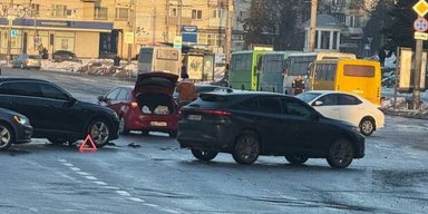 Гололедица в Киеве: в столице и пригороде уже произошло несколько аварий из-за сложных погодных условий (видео)