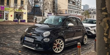 Карманная ракета: в Киеве заметили миниатюрный заряженный спорткар из Италии (фото)