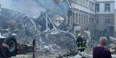 Под завалами нашли 21-летнего парня: Зеленский отреагировал на обстрел Одессы и Николаева (видео)