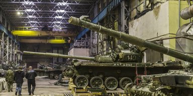 "Все для фронта": российская экономика все больше переходит на военные рельсы, — NYT