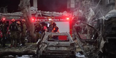 Иран ударил по Израилю баллистическими ракетами: много погибших и раненых (фото, видео)
