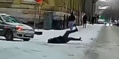 Во Львове пешеход поскользнулся на дороге и упал прямо под машину (видео)