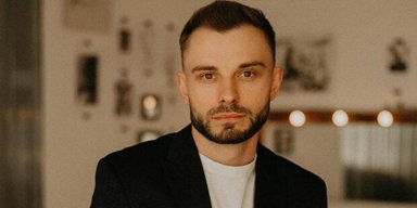 Ведучий телемарафону в прямому ефірі оголосив, що його мобілізують в ЗСУ (відео)