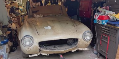 Раритетный спорткар Mercedes-Benz 50-х впервые помыли за 60 лет (видео)