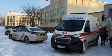 Подросток напал с ножом на учительницу и одноклассника в Киеве: первые подробности
