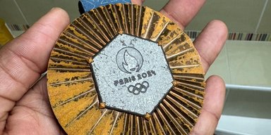 Облезли и кошмарно выглядят: спортсмены показали, как выглядят награды Олимпиады в Париже 2024