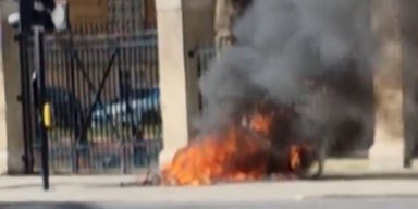 Взрыв и огонь: возле ворот Букингемского дворца вспыхнул пожар (видео)