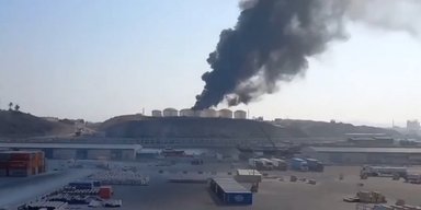 Черный дым над Оманом: Иран атаковал нефтяные резервуары в порту (видео)