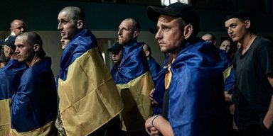 "Змучені. Голодні": у мережі опублікували фото українців, які повернулись з полону