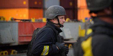 Россия атаковала иностранное судно в Черном море и прицельно ударила по спасателям в Одессе (фото)