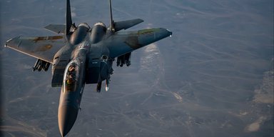 ВПС США показали в небі винищувач F-15E з іржавими крилами: у мережі обурилися (фото)