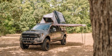 Пікап Ford F-150 перетворили на практичний будинок на колесах із наметом на даху (відео)