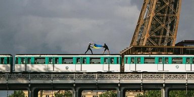 В Париже руферы подняли флаг Украины на крыше движущегося поезда (фото, видео)
