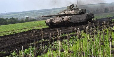 "Не дочекався порятунку": FPV-дрони завадили окупантам евакуювати танк із поля бою (відео)
