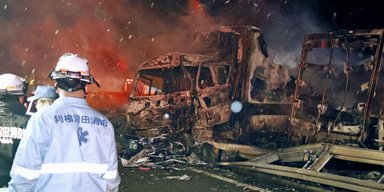 Масштабная ДТП в Японии: из-за гололеда на автобане столкнулись и загорелись 67 авто