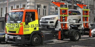 Операция "Эвакуация": кто эвакуирует авто с улиц Киева и почему их увозят вместе с детьми