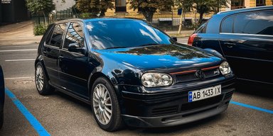 В Киеве заметили культовый заряженный Volkswagen 2000-х с редким тюнингом (фото)