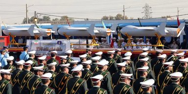 Иран на военном параде представил новые ракеты и улучшенный БПЛА "Шахед" (видео)