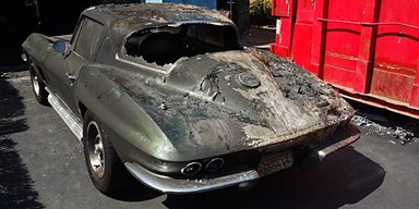 Фантастическая живучесть: культовый Corvette 60-х завелся после серьезного пожара (видео)