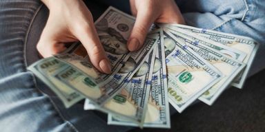 Доллар резко упал по отношению к евро и мировым валютам: побит рекорд