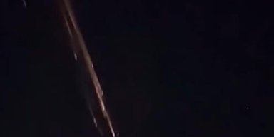Случайно посмотрел вверх: мужчина заметил в ночном небе таинственный огненный шар (видео)