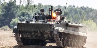 FPV-дрон воював із російською РЕБ і знищив БМП окупантів (відео)