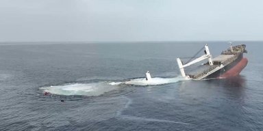 Только шестерых спасли: в Красном море затонуло грузовое судно, подбитое хуситами (видео)