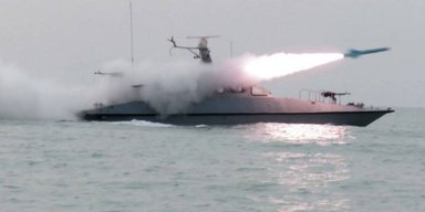 Иран выпустил ракеты по Ормузскому проливу, угрожая военным кораблям США