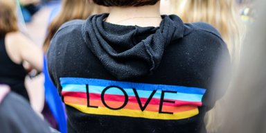 "Диверсія проти скріп": у РФ звільнили вчителя через зачіску та фото в жіночому пальті (фото)